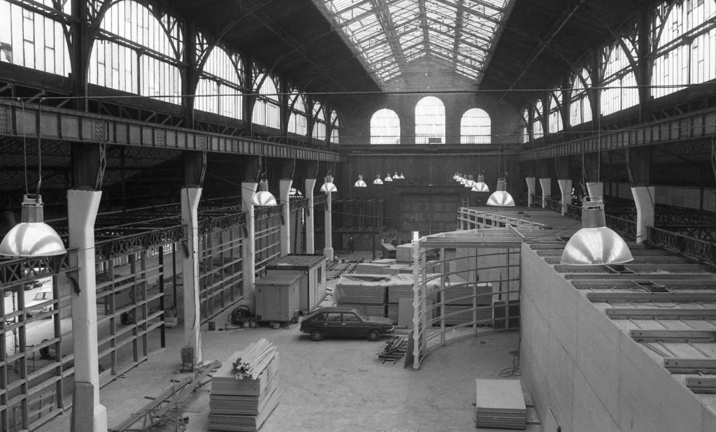 le magasin fut l un des premiers centres d art en france a avoir ete installe dans une friche indust